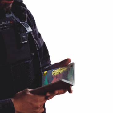 Policía inspeccionando un pasaporte con la linterna multifunción Elyter ML GEN III