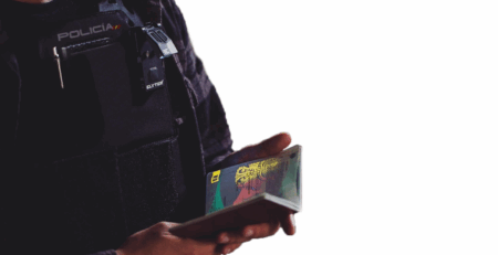 Policía inspeccionando un pasaporte con la linterna multifunción Elyter ML GEN III